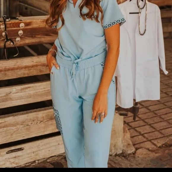 Stylish light blue scrub Jogger - Picture 2 of 11